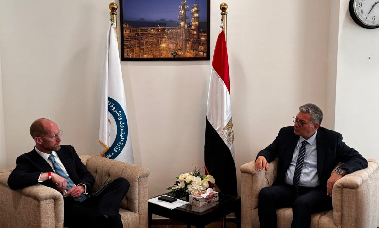 وزير البترول يجتمع مع وفد البنك الاوروبي
