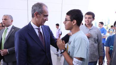 وزير الاتصالات يكرم الشباب بعد التدريب علي الامن السيبراني