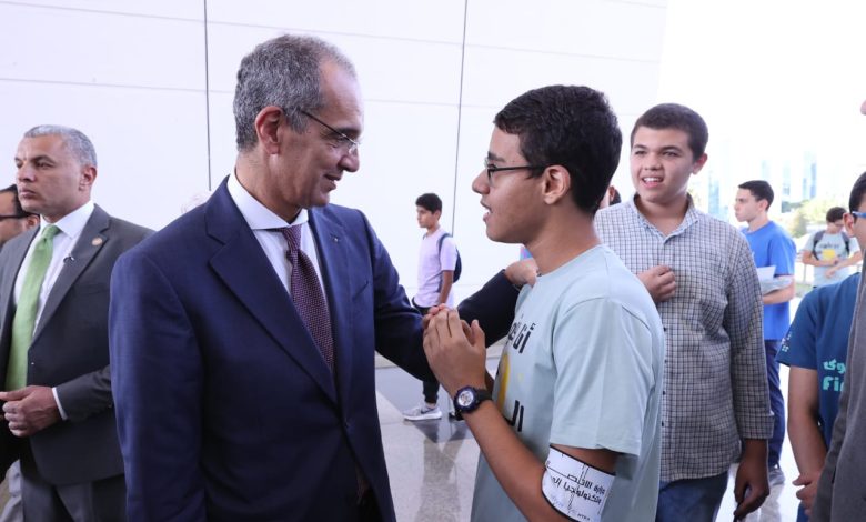وزير الاتصالات يكرم الشباب بعد التدريب علي الامن السيبراني